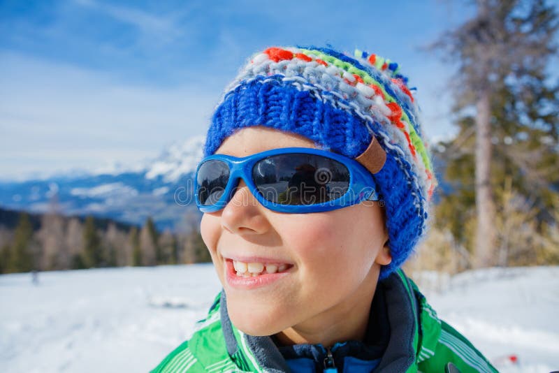 Skidåkarepojken i en vinter skidar semesterorten royaltyfri foto Skidåkarepojken i en vinter skidar semesterorten royaltyfri foto