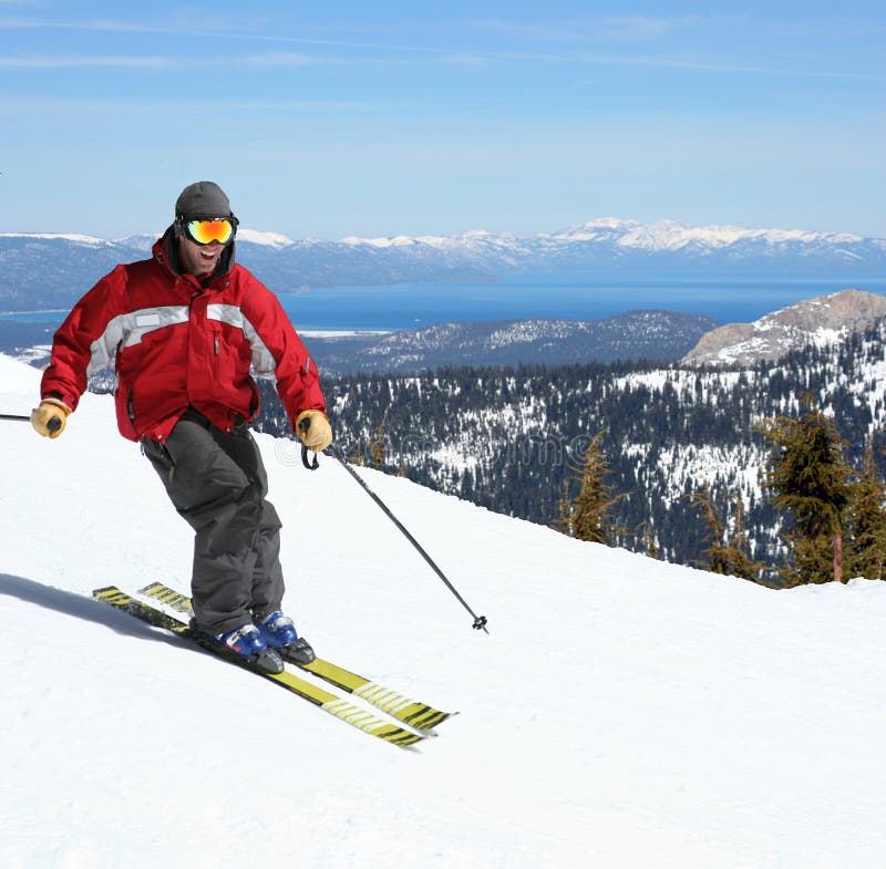 Skifahrer auf einem Hang am lake Tahoe.