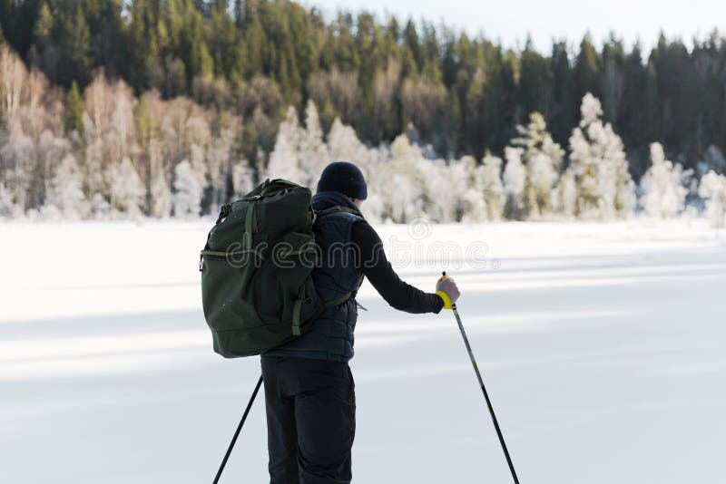 Туристу лыжнику было лень идти до проруби. Рюкзак для лыжников. Лыжник турист. Фото лыжника с рюкзаком. Лыжник турист с рюкзаком из глины.