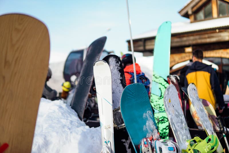 Skier Und Snowboards Im Hintergrund Des Skiurlaubs Stockbild - Bild von ...
