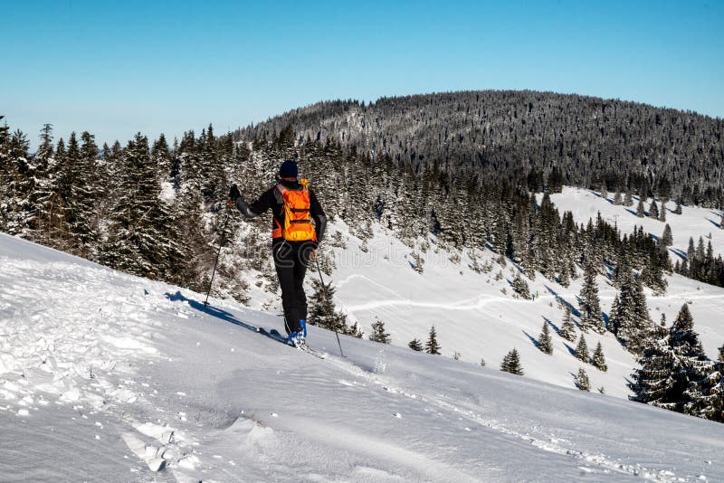 Lyžiar chôdza v zasneženej zimnej krajine. Skialpinizmus vo Veľkej Fatre na Slovensku