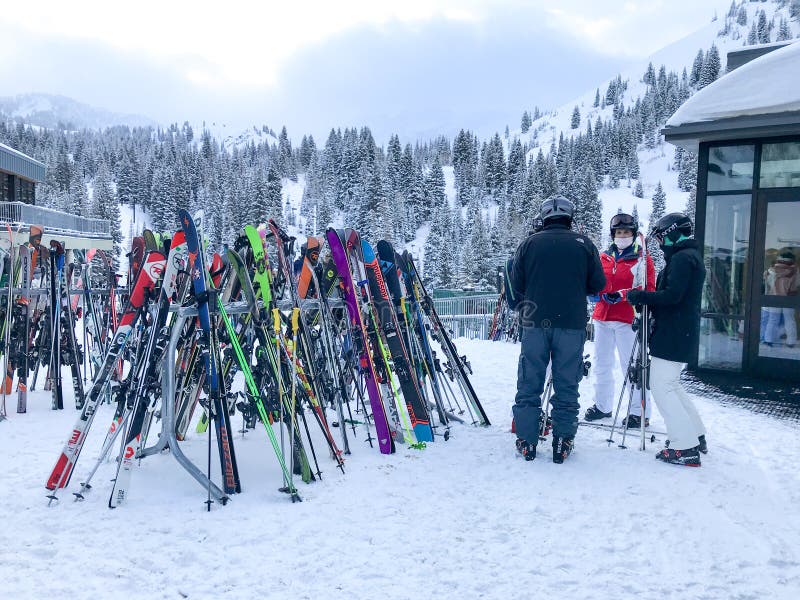 Skiers in het skioord Alta