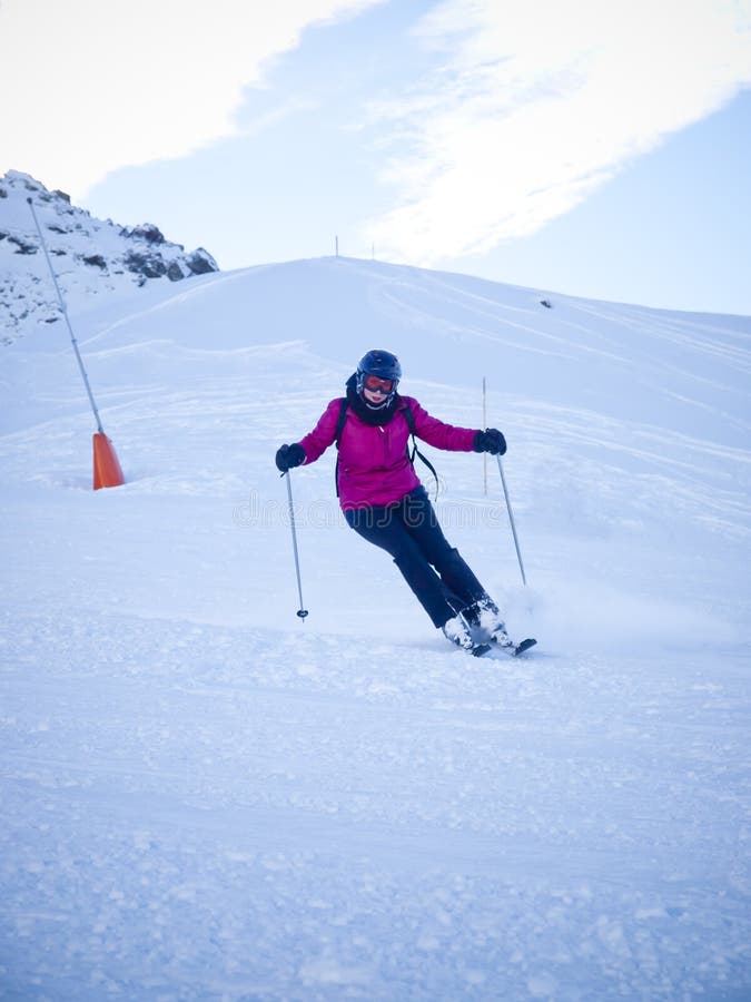 Skieur féminin avec le casque
