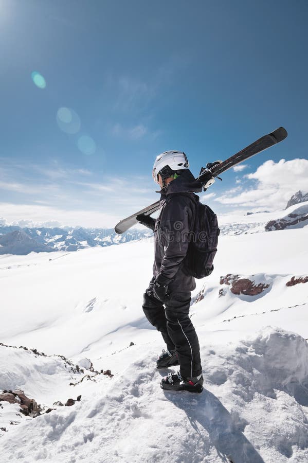 Skieur masculin barbu de portrait de croissance ?g? sur le fond des montagnes de Caucase couronn?es de neige Un ski de port d'hom images stock Skieur masculin barbu de portrait de croissance ?g? sur le fond des montagnes de Caucase couronn?es de neige Un ski de port d'hom images stock