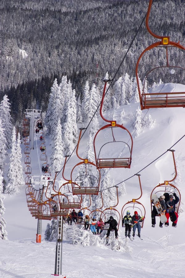 Des skieurs utilisant le télésiège image libre de droits