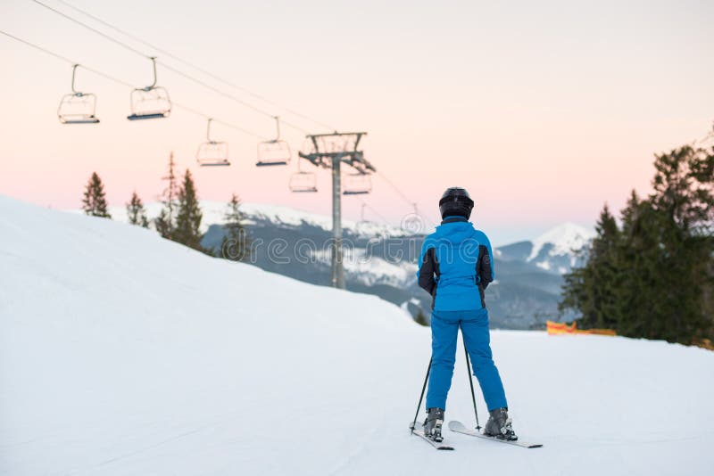 Skieurs de femme sur la montagne neigeuse appréciant le paysage Vue de dos image libre de droits Skieurs de femme sur la montagne neigeuse appréciant le paysage Vue de dos image libre de droits