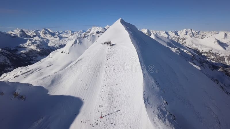 Skieurs sur la piste de ski dans l'antenne d'Obertauern