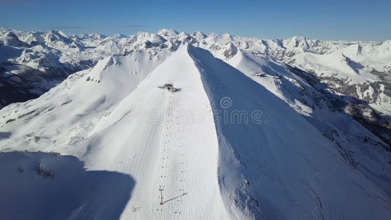 Skieurs sur la piste de ski dans l'antenne obertauern