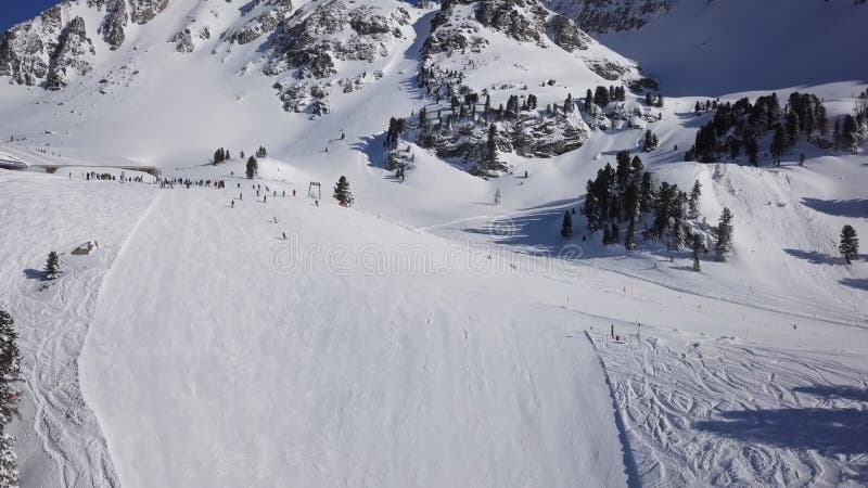 Skieurs sur la piste de ski dans l'antenne obertauern