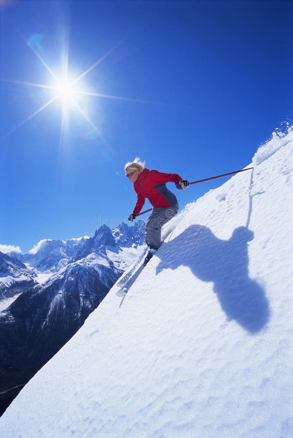 Skifahren der jungen Frau stockfotografie Skifahren der jungen Frau stockfotografie