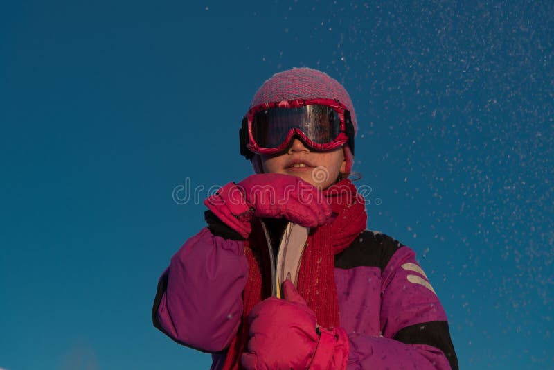 Skifahren, Wintersport - Porträt des jungen Skifahrers lizenzfreies stockfoto Skifahren, Wintersport - Porträt des jungen Skifahrers lizenzfreies stockfoto