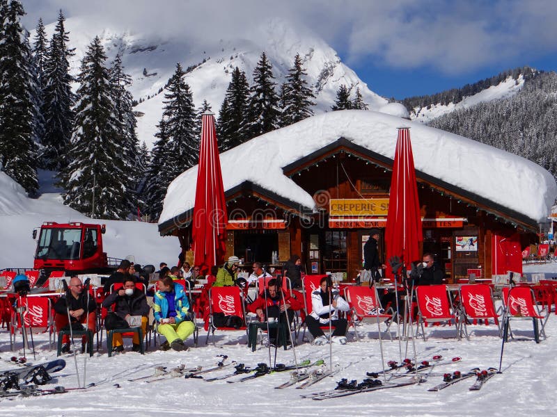 Skifahrer entspannen sich in der Sonne lizenzfreies stockfoto Skifahrer entspannen sich in der Sonne lizenzfreies stockfoto