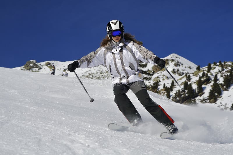 Mladá žena lyžovanie rýchlo na talianske Alpy.