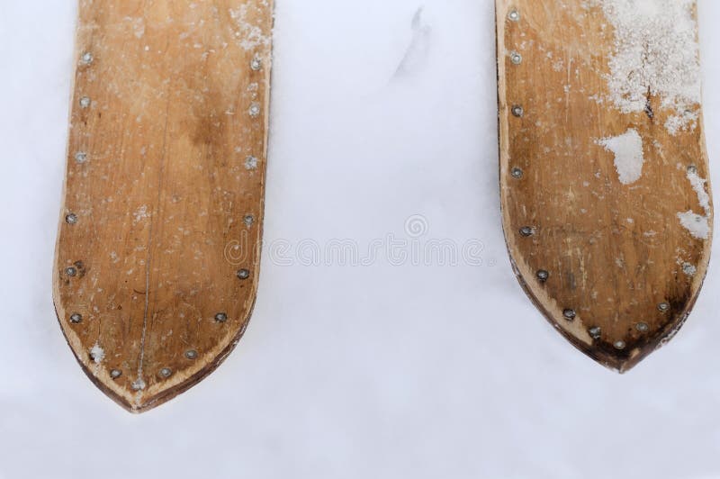 Skiis velho feito à mão foto de stock royalty free Skiis velho feito à mão foto de stock royalty free