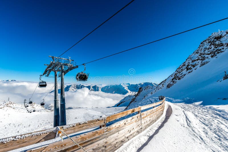 Skilift en ski die in Solden, Oostenrijk in werking wordt gesteld royalty-vrije stock afbeeldingen Skilift en ski die in Solden, Oostenrijk in werking wordt gesteld royalty-vrije stock afbeeldingen