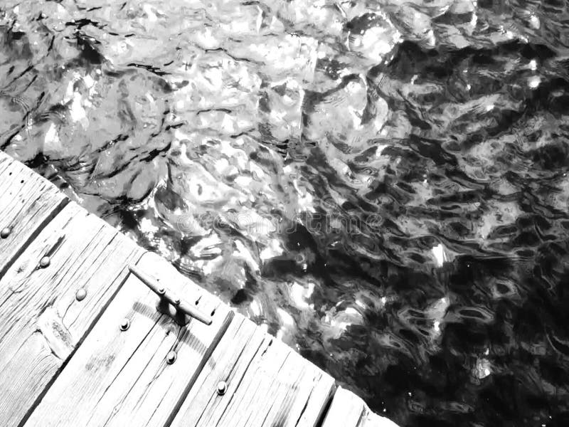 Skimra av vattnet av en skeppsdocka på Echo Lake i toppiga bergskedjorna