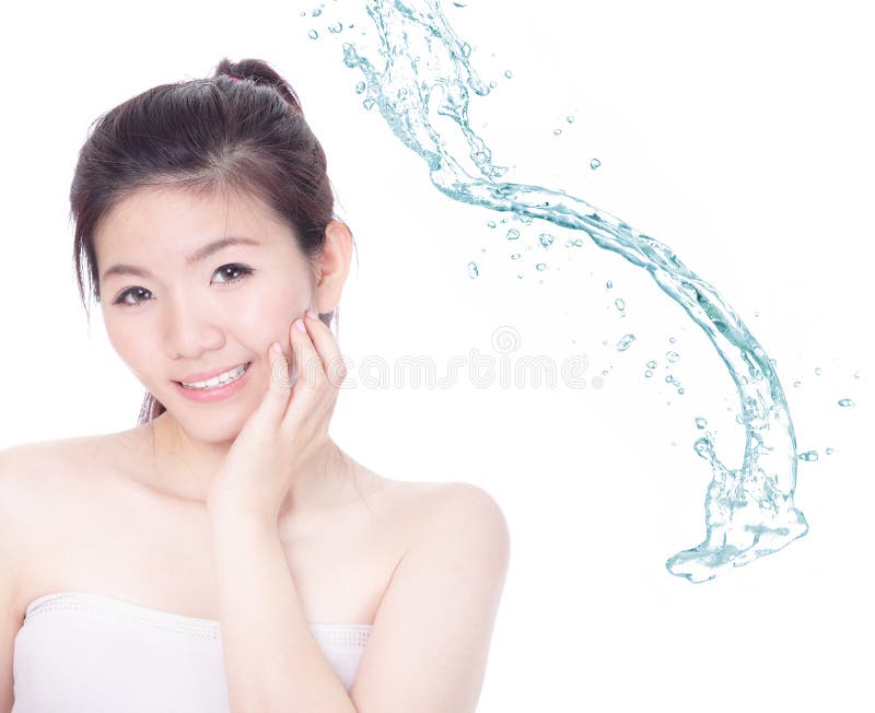Skincare de la cara de la sonrisa de la mujer joven con agua del chapoteo foto de archivo Skincare de la cara de la sonrisa de la mujer joven con agua del chapoteo foto de archivo