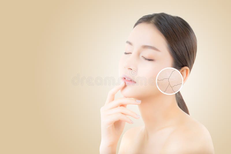 Skincare en gezondheid en schoonheidsmiddelenconcept - mooi Aziatisch jong vrouwengezicht met rimpels stock foto's Skincare en gezondheid en schoonheidsmiddelenconcept - mooi Aziatisch jong vrouwengezicht met rimpels stock foto's