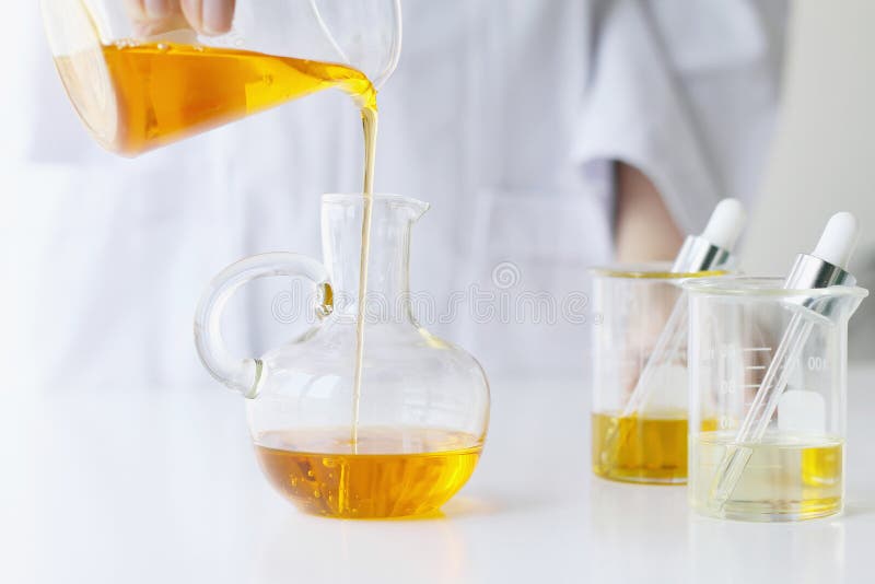 Skincare för vetenskaper för skönhetskönhetsmedel för formulera och blandnings, med växt- extrakt, forskare som häller organisk n arkivbilder Skincare för vetenskaper för skönhetskönhetsmedel för formulera och blandnings, med växt- extrakt, forskare som häller organisk n arkivbilder