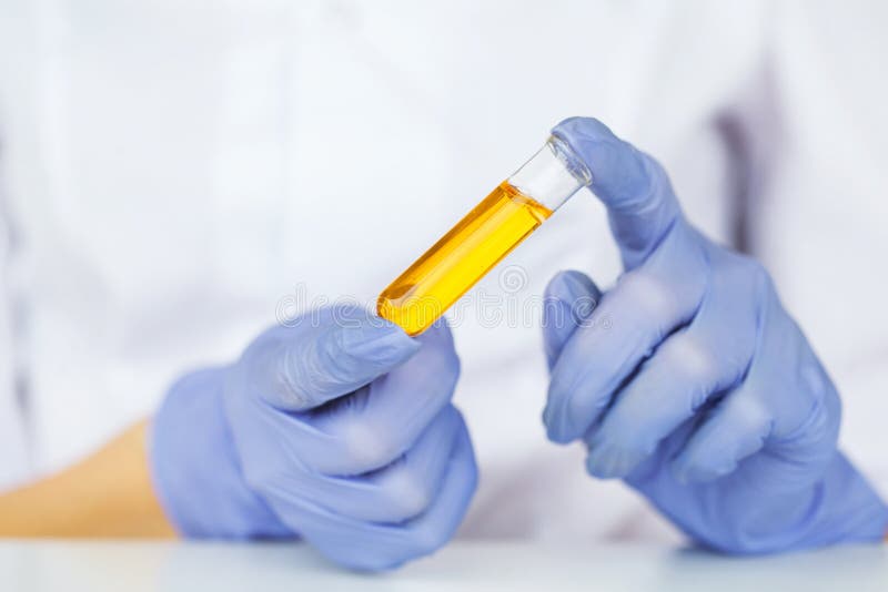 Skincare för vetenskaper för skönhetskönhetsmedel för formulera och blandnings, med växt- extrakt, forskare för att förbereda org royaltyfri bild Skincare för vetenskaper för skönhetskönhetsmedel för formulera och blandnings, med växt- extrakt, forskare för att förbereda org royaltyfri bild