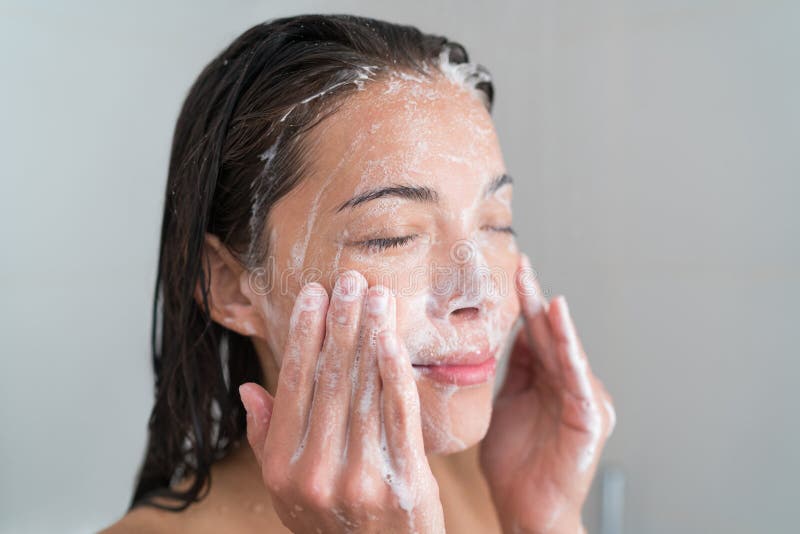 Skincare kobiety domycia twarz w prysznic