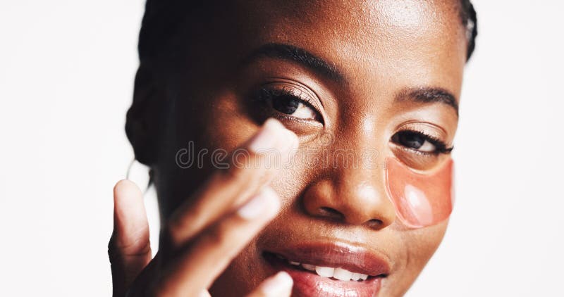 Skincare ritratti e occhiate con una donna di colore in studio per dermatologia, cure autonome e trattamenti termali. Gonfiamento immagini stock libere da diritti