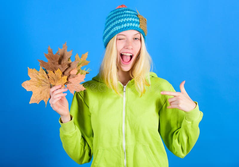 Skincare routine in het najaar Geniet van het herfstseizoen Najaarskincare-tips Actief herfstseizoen voor vrije tijd en rust Held royalty-vrije stock foto's Skincare routine in het najaar Geniet van het herfstseizoen Najaarskincare-tips Actief herfstseizoen voor vrije tijd en rust Held royalty-vrije stock foto's