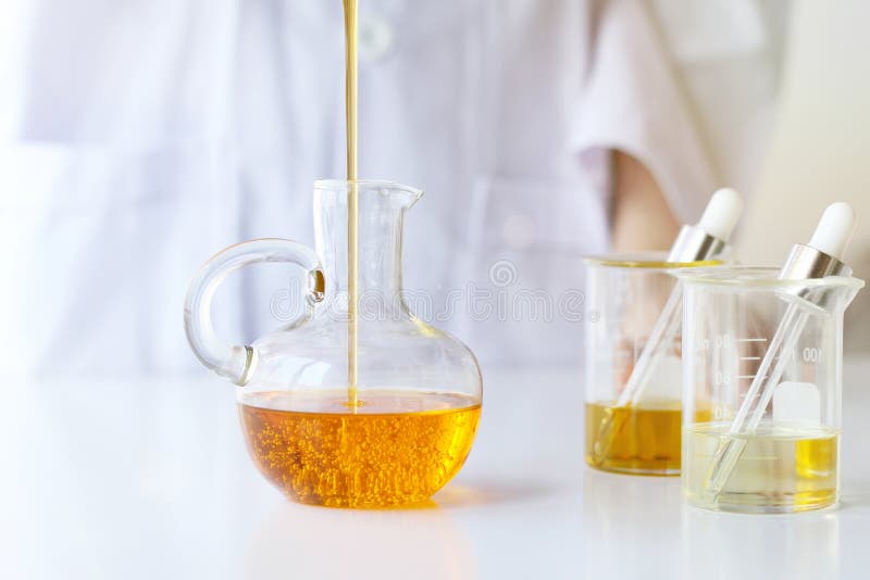 Skincare наук косметик красоты, формулировать и смешивать с травяной сутью, ученым лить органическое эфирное масло стоковое изображение Skincare наук косметик красоты, формулировать и смешивать с травяной сутью, ученым лить органическое эфирное масло стоковое изображение