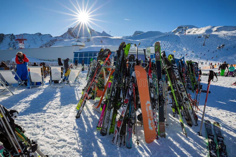 Skis et équipement de surfs des neiges image stock Skis et équipement de surfs des neiges image stock