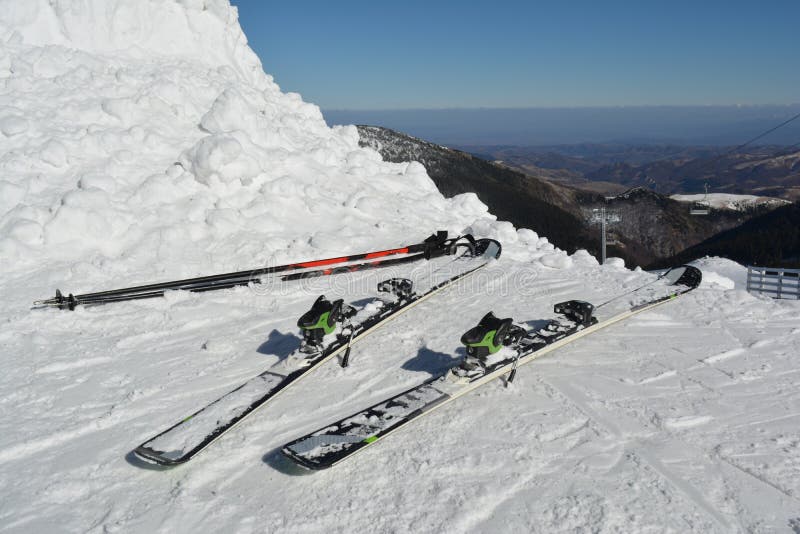 Skis und Skipfosten im Schnee lizenzfreies stockbild Skis und Skipfosten im Schnee lizenzfreies stockbild