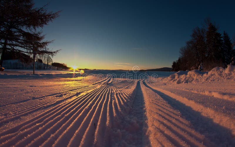 Skispur am Sonnenaufgang stockfotografie Skispur am Sonnenaufgang stockfotografie