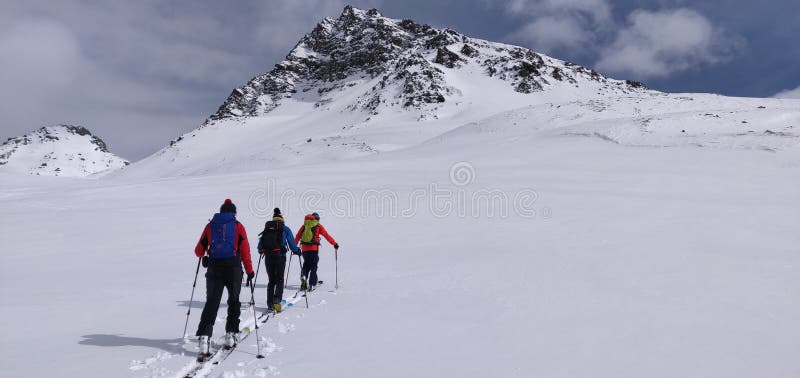 Skitouring in de Zwitserse alpen royalty-vrije stock foto's Skitouring in de Zwitserse alpen royalty-vrije stock foto's