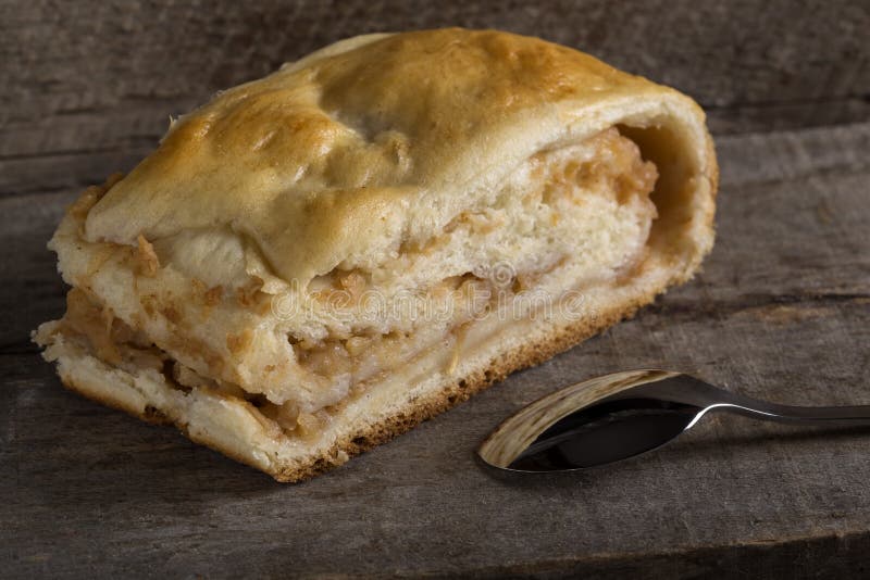 Skiva av en Apple Strudel royaltyfri foto Skiva av en Apple Strudel royaltyfri foto