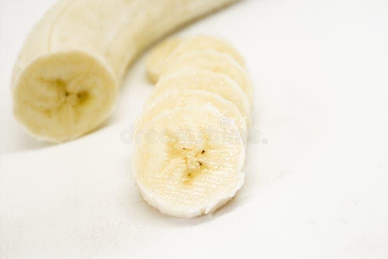 Skivad banan som skalas, royaltyfri foto Skivad banan som skalas, royaltyfri foto