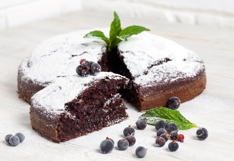 Skivad chokladpaj med mintkaramellen och ingredienser på tabellen Chokladpaj på trätabellen Strikt vegetariankaka arkivbilder Skivad chokladpaj med mintkaramellen och ingredienser på tabellen Chokladpaj på trätabellen Strikt vegetariankaka arkivbilder