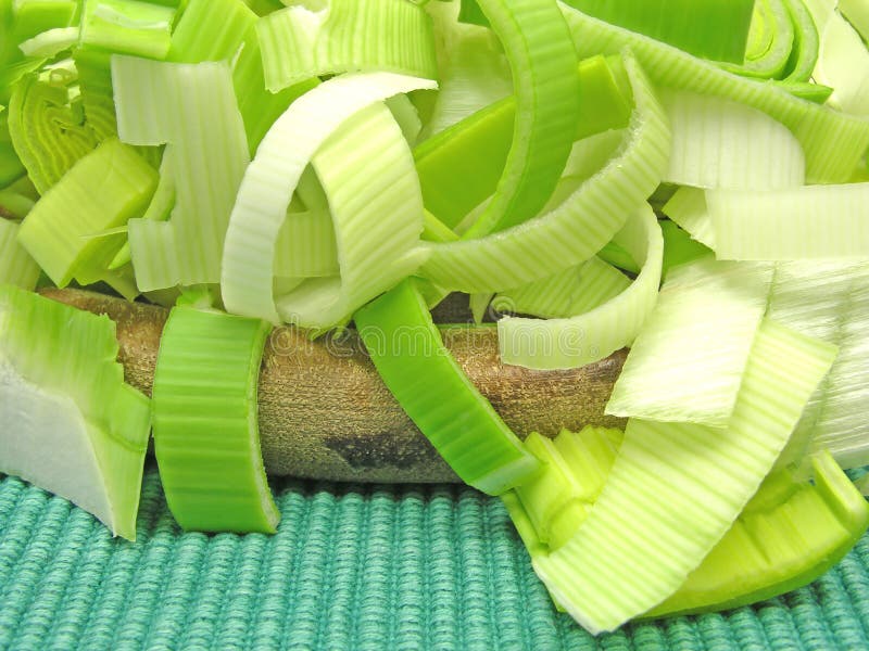 skivad grön leek royaltyfria bilder skivad grön leek royaltyfria bilder