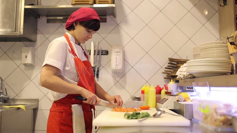 Skivad nya grönsaker och dill för kvinna kock