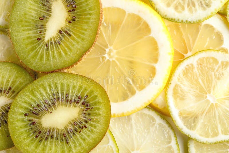 Skivad saftig citroner, limefrukt och kiwi ovanför sikt royaltyfri foto Skivad saftig citroner, limefrukt och kiwi ovanför sikt royaltyfri foto