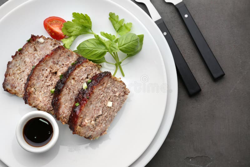 Skivad smaklig kalkonköttfärslimpa som tjänas som för matställe royaltyfri bild Skivad smaklig kalkonköttfärslimpa som tjänas som för matställe royaltyfri bild