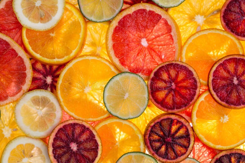 Skivade blandade citrusfrukter royaltyfri foto Skivade blandade citrusfrukter royaltyfri foto