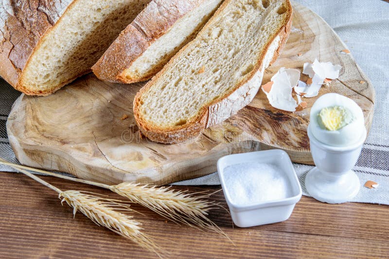 Skivade, integrerade brödrosor av vetestalt och ägg på köksbordet. hälsosam mat till frukost arkivfoton