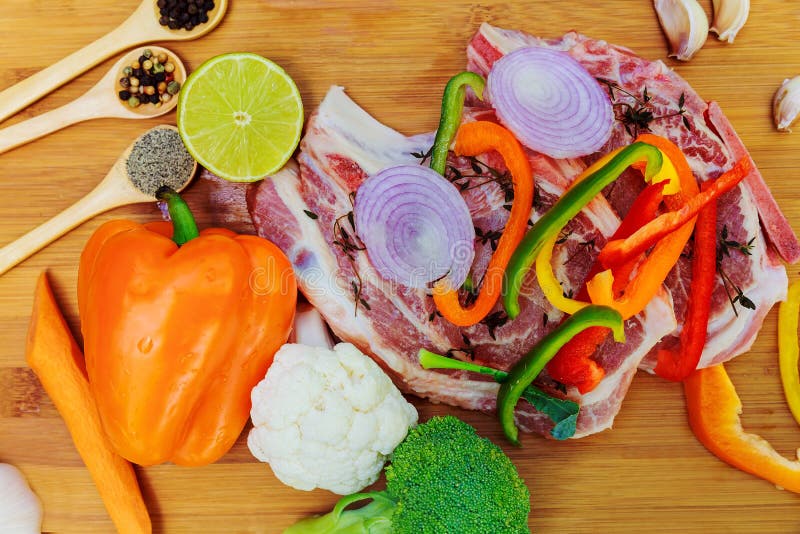 Skivade stycken av rått kött för grillfest på träyttersida, menymatlagningrecept Mat biff, nötköttbbq, tomater, peppar, kryddor royaltyfri bild Skivade stycken av rått kött för grillfest på träyttersida, menymatlagningrecept Mat biff, nötköttbbq, tomater, peppar, kryddor royaltyfri bild