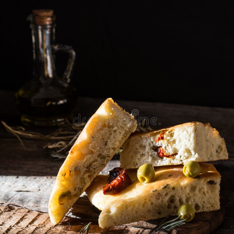 Skivat bröd Ciabatta och extra jungfrulig olivolja på olivgrön wood cookwarebakgrund Träskrivbord italienska matlagningmatingredi arkivbilder Skivat bröd Ciabatta och extra jungfrulig olivolja på olivgrön wood cookwarebakgrund Träskrivbord italienska matlagningmatingredi arkivbilder