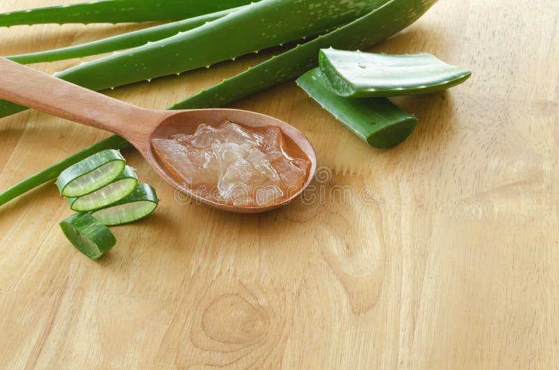 Skivat och bladet av ny aloe vera med aloe vera stelnar på produkten royaltyfria foton Skivat och bladet av ny aloe vera med aloe vera stelnar på produkten royaltyfria foton