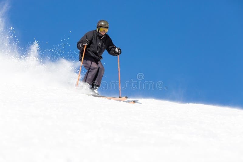 Skiër die op skihelling ski?en stock foto's Skiër die op skihelling ski?en stock foto's