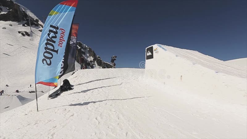 Skiër en snowboarder sprong van springplank, die in lucht draaien Extreme sport