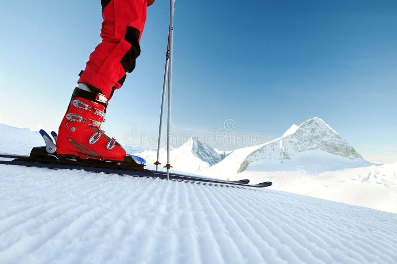 Skiër op een onaangeroerd skispoor