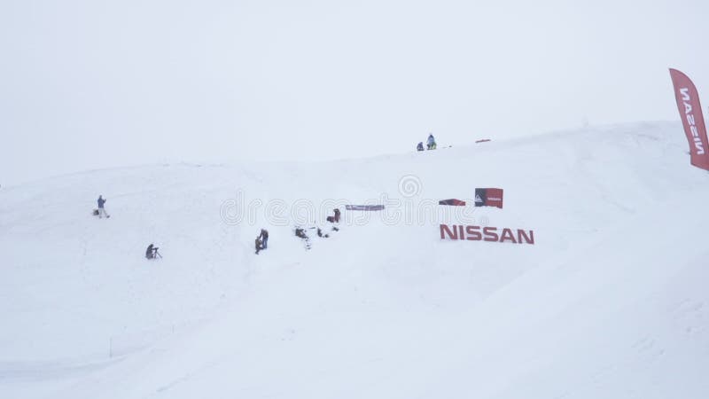 Skiërrit op helling Het van brandstof voorzien van de benzinepomp Rood uithangbord met brieven Snowboarder