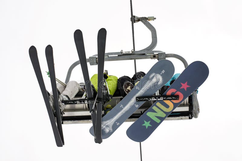 Skiërs en snowboarders die op stoeltjeslift zitten royalty-vrije stock foto Skiërs en snowboarders die op stoeltjeslift zitten royalty-vrije stock foto