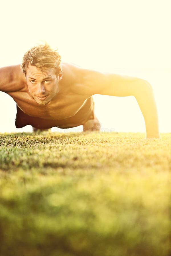 Skjut ups sportkonditionmannen som gör push-UPS arkivfoto Skjut ups sportkonditionmannen som gör push-UPS arkivfoto